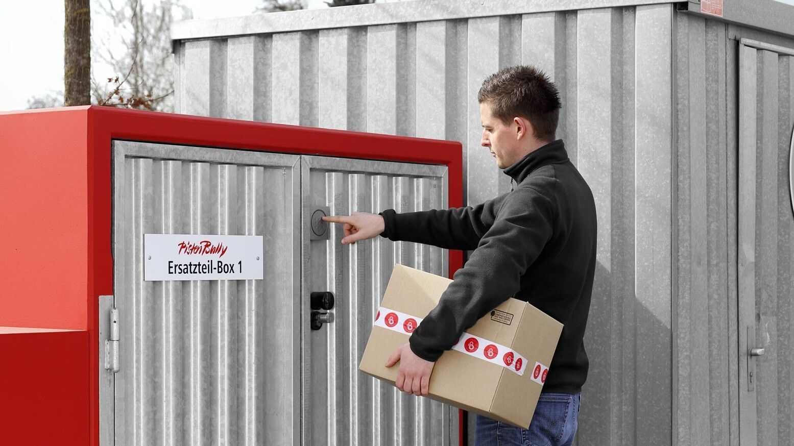 PistenBully Ersatzteilboxen in Laupheim Einfach und kundenorientiert: mit einer individuellen Zahlenkombination kann der Fahrer sein Ersatzteil-Paket rund um die Uhr abholen.